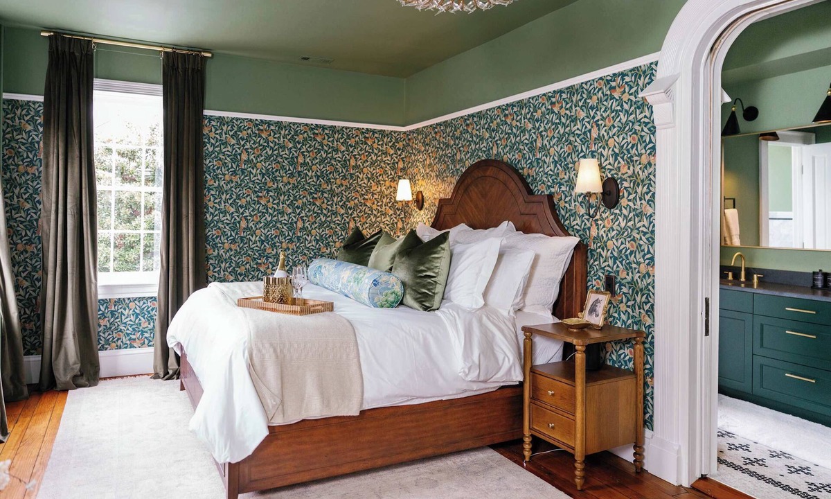 Old Town West House | Downham House - Heart of Old Town, Walk Score 97, & Newly Renovated!