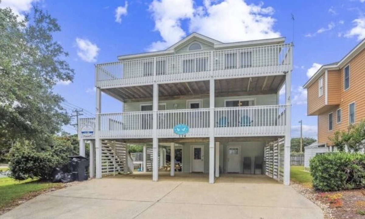 Kill Devil Hills Cottage | dowNtime~ Hot Tub~ 3 Story beach cottage
