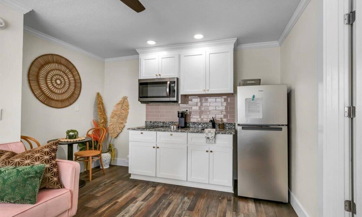 Safety Harbor Hotel | Downtown Safety Harbor Getaway, Queen Bed, Pet Friendly