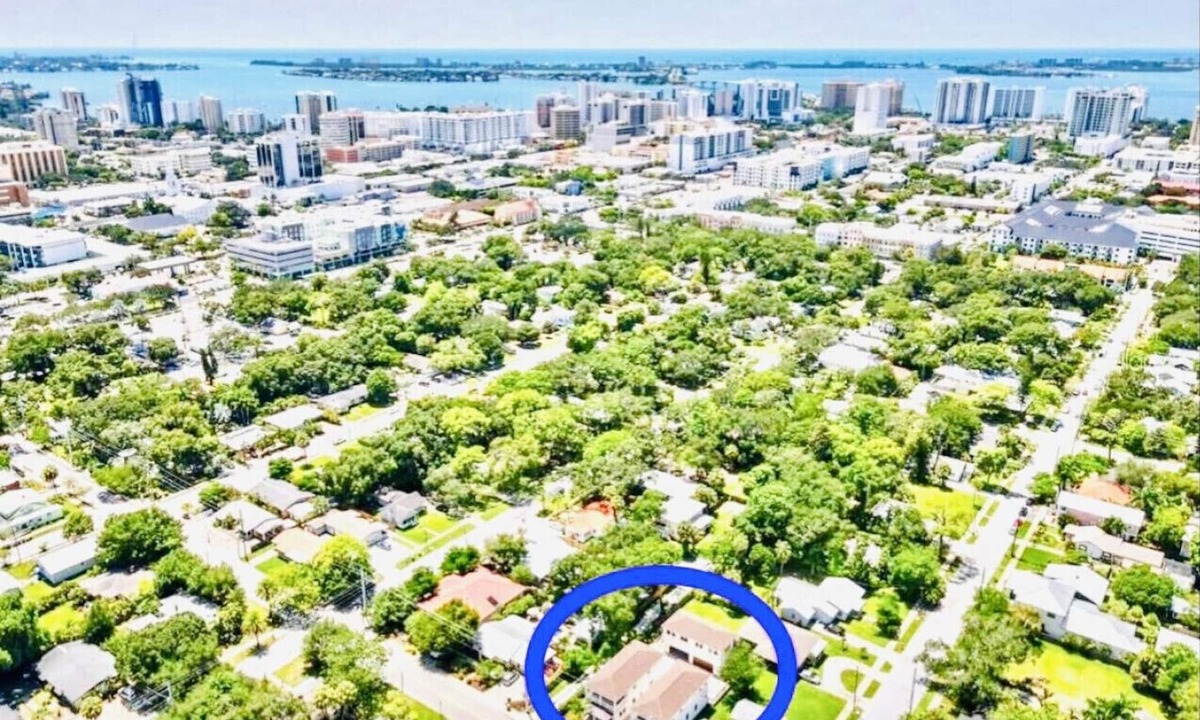 Gillespie Park House | Downtown Sarasota Compound |Pet Friendly | Extended Stays |Large Groups | Beach