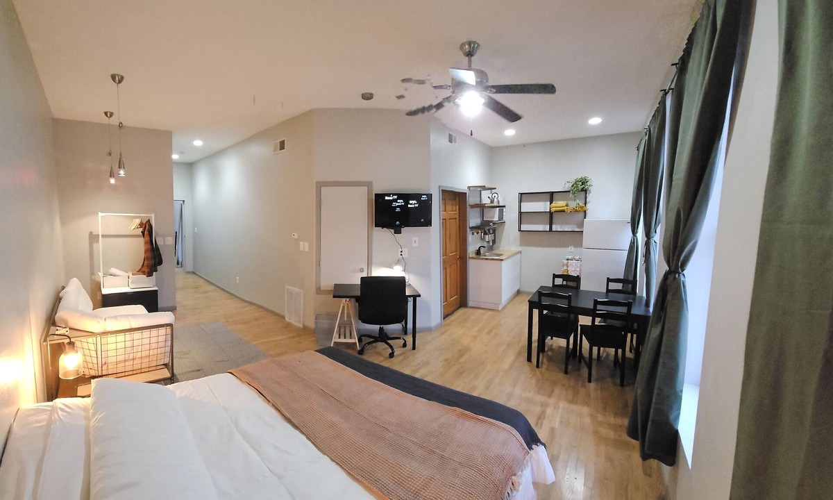 Aurora Apartment | Downtown Studio 201