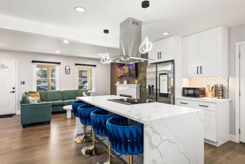 College Park House | Dream home. Centrally located near DC, parking.