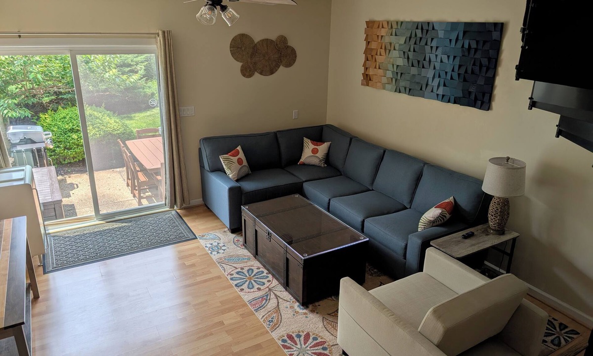 Country Club Estates House | "Dune Blossom" Townhouse w/pool - 3 blocks to beach - linens/pillows included