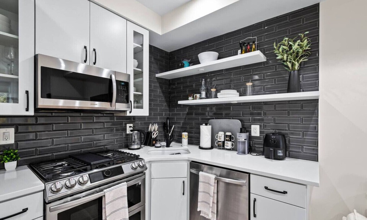 Dupont Circle Apartment | DuPont Circle apt sleeps 6 free street parking