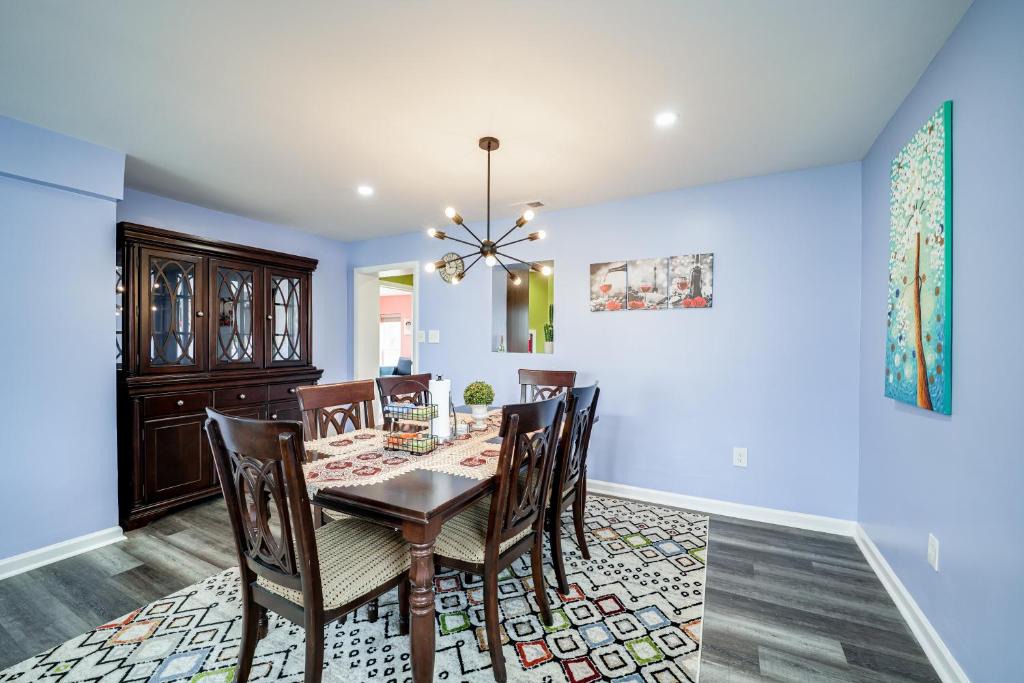 Seminary Hill Apartment | Elegant 4 Bedroom Home with Office and Parking.