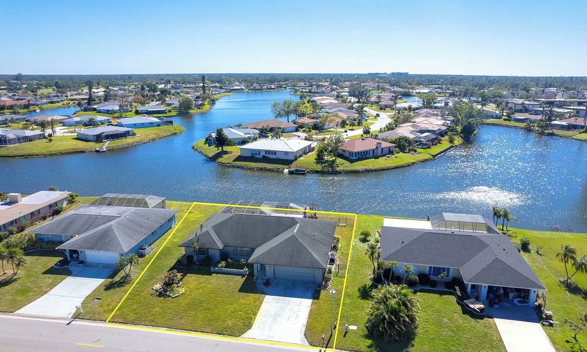 Venice Gardens House | Elegant and Spacious 3-bedroom house with Pool, in Venice, AC, WiFi, Lakefront