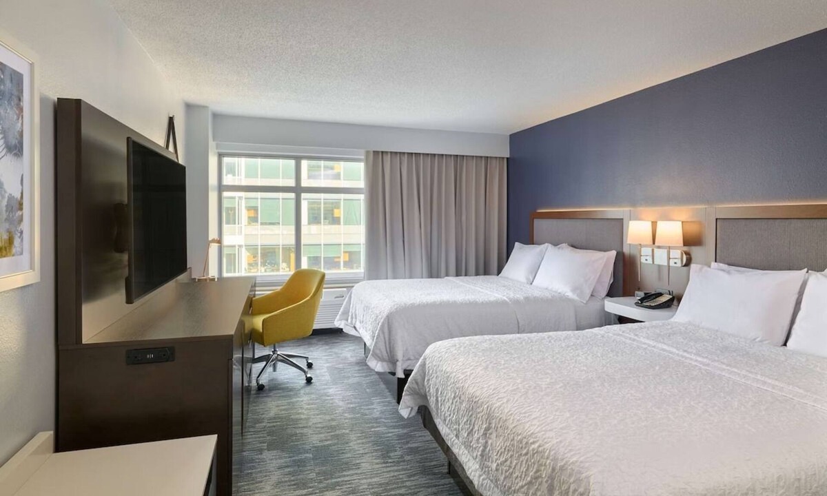 Mount Vernon Triangle Hotel | Elegant Stay: Steps From Capital One Arena & National Mall! On-site Bar