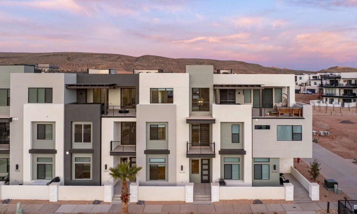 St. George Villa | Elevated game-day getaway with rooftop hot tub