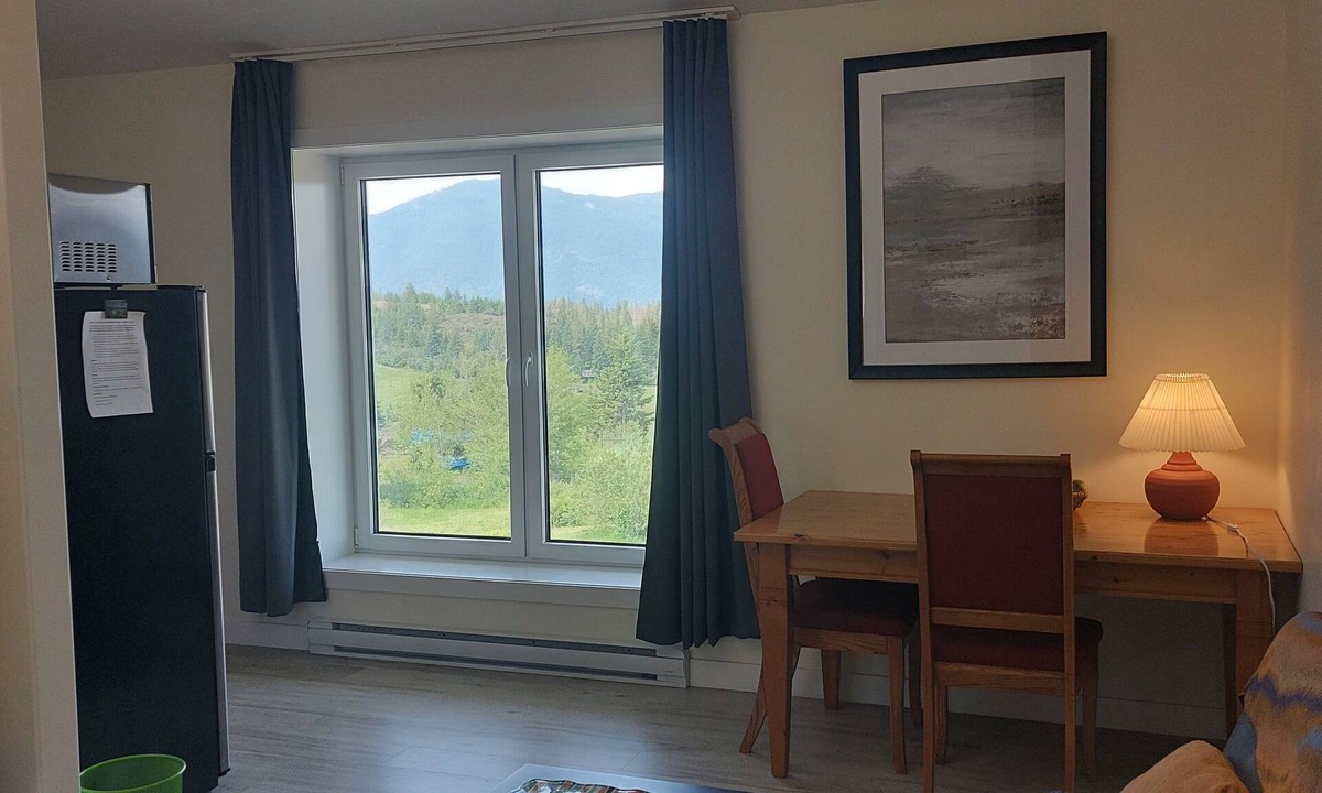 Creston House | Embedded between Selkirk and Purcell Mountains