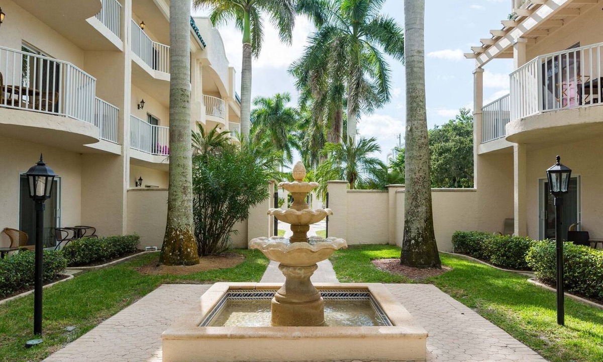 Siesta Key Condo | Enjoy coastal living in this spacious 2/2 Bayside condo in Sarasota.