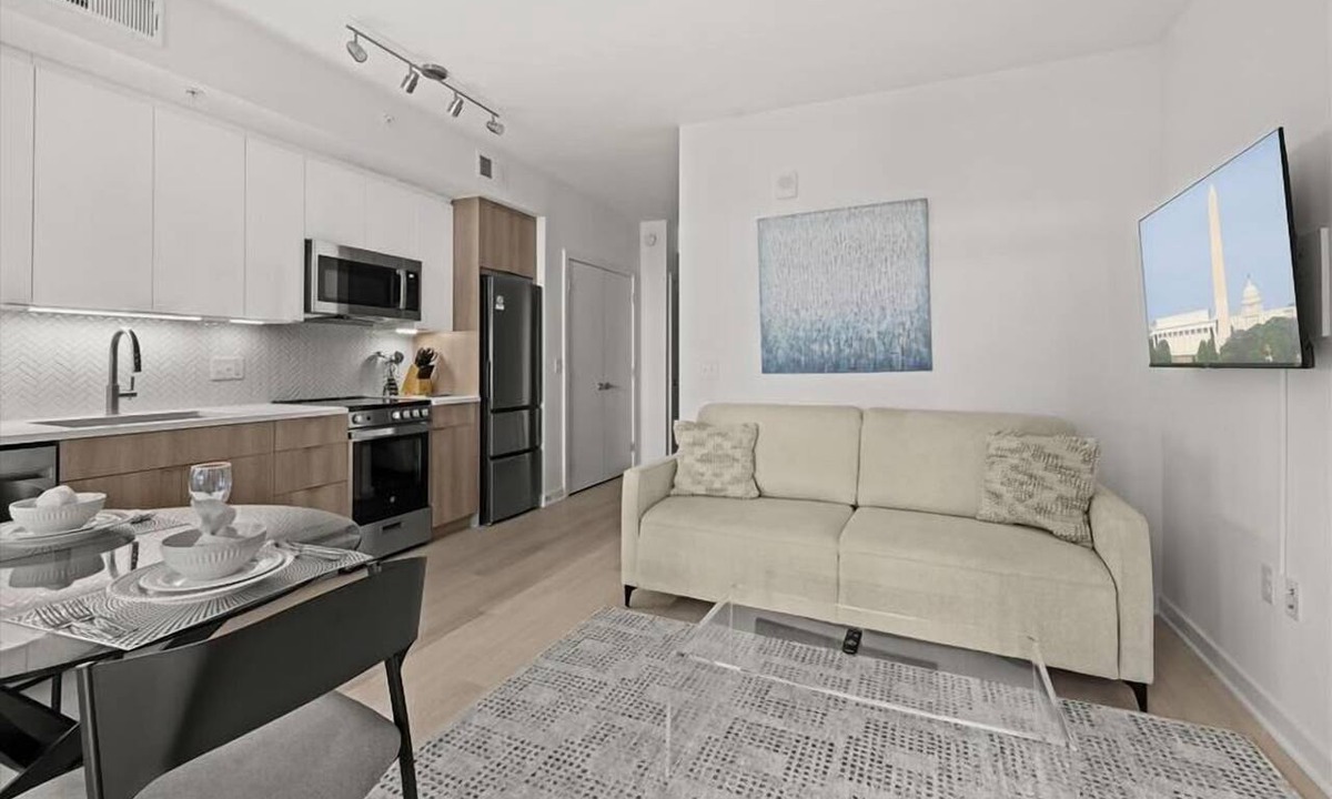 NoMa Hotel | Enjoy DC Views on your Private Balcony | Gym + Free Outdoor wifi