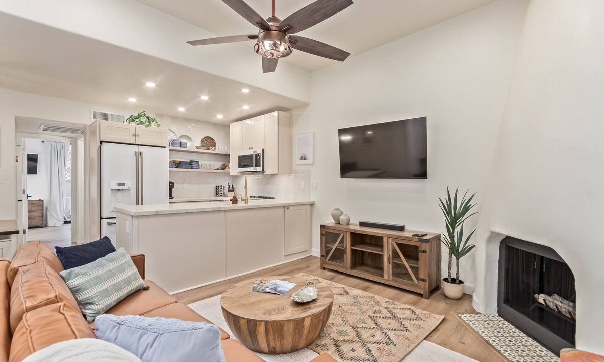 Arcadia Lite Condo | Exceptional community! Biltmore/Arcadia location. Impeccable! King Bed!