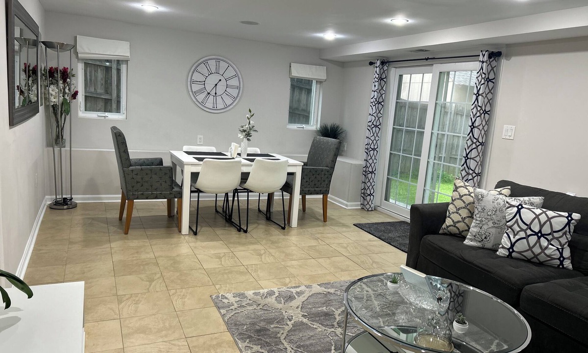 Falls Church House | Exclusive Escape- 1 mile to metro w/FULL kitchen!