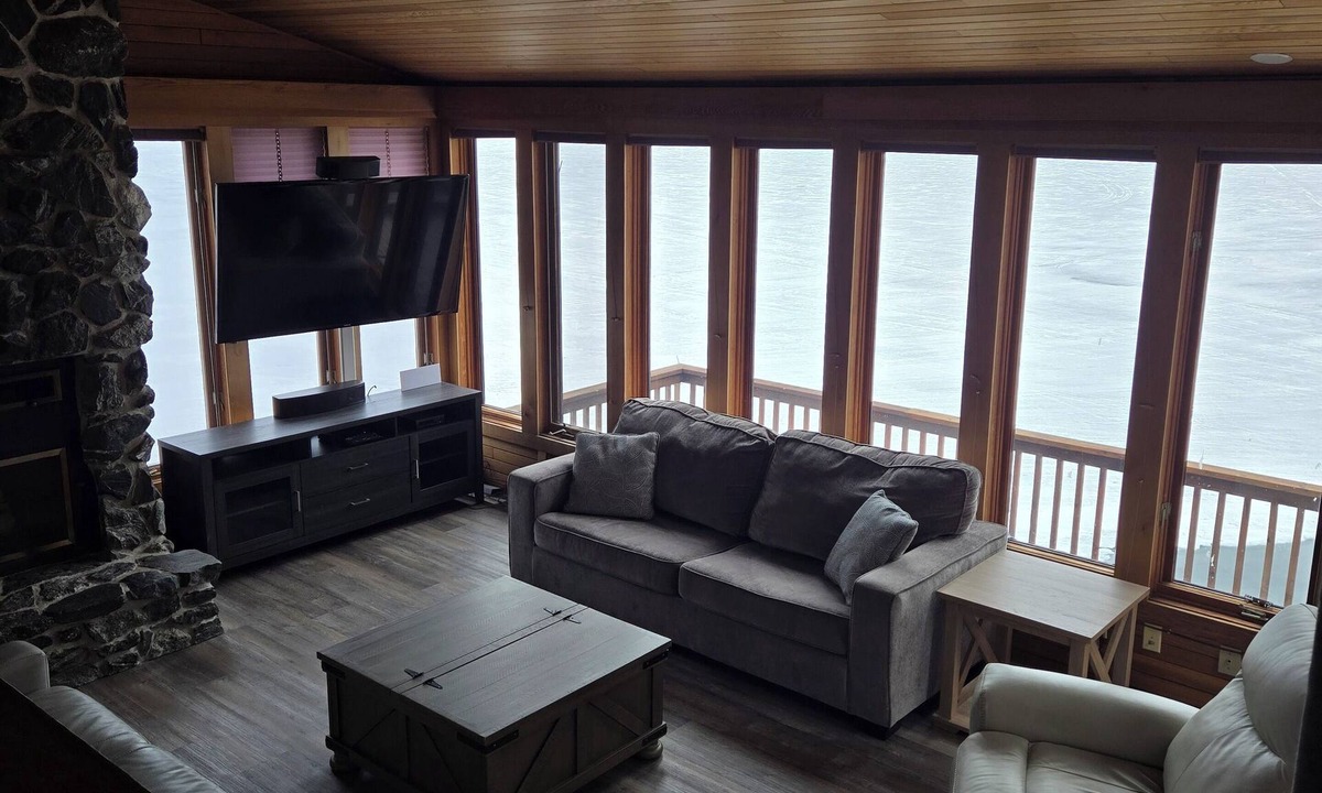 Northern Ontario Cottage | Executive Cottage Clearwater Bay LOTW for rent by the month