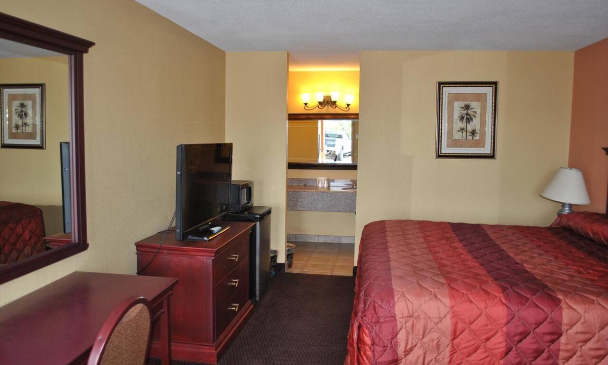 Brookshire Hotel | Executive Inn