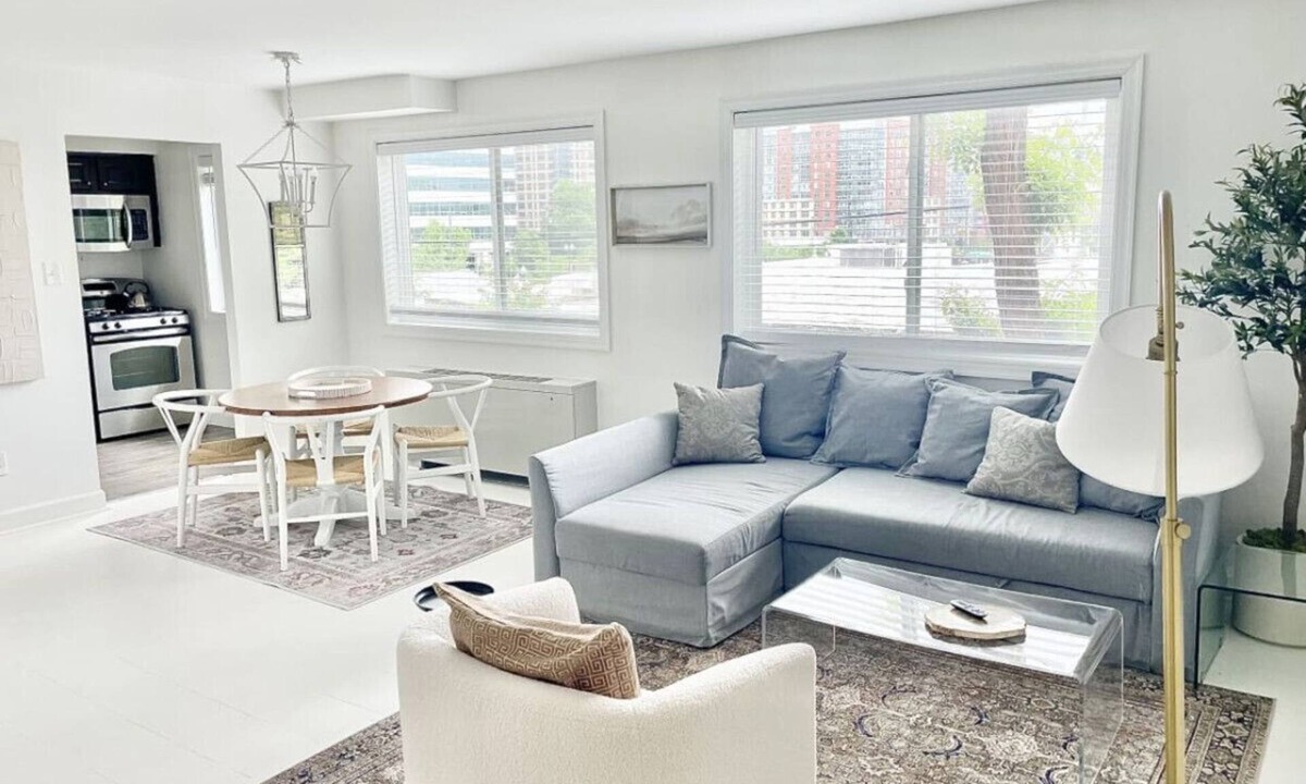 Aurora Highlands Apartment | Executive King Suite/5 min to DCA Pentagon HQ2/Free Parking