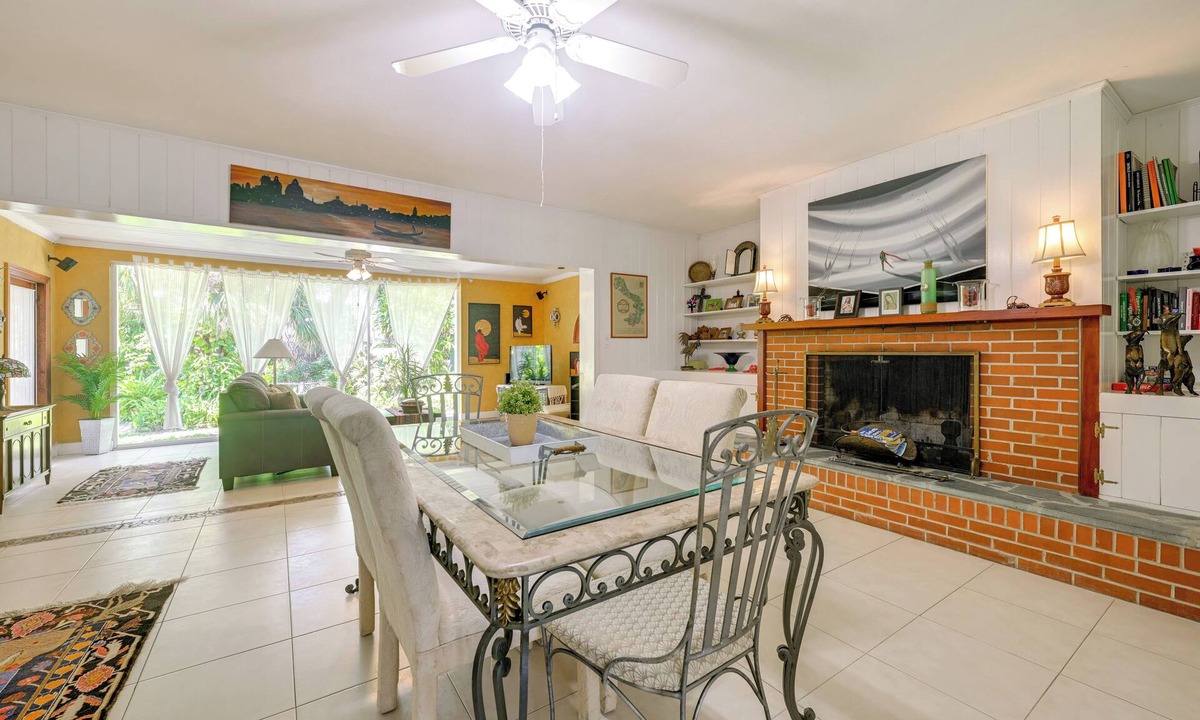 Ridge Wood Heights House | Explore Dtwn Sarasota & Beaches: Home w/Lush Yard