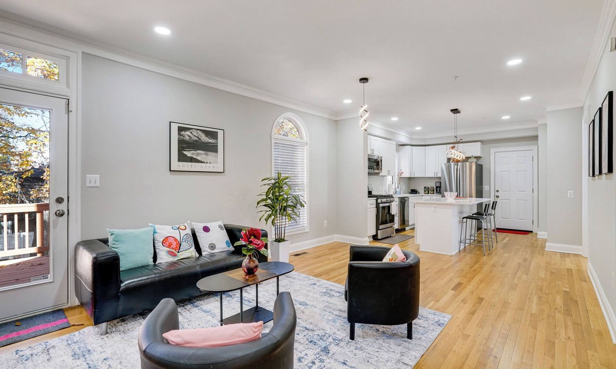 Lake Barcroft House | Family Escape near DC: King Suite 5 beds, 4 br/2.5ba, 3rd Floor Game Tables