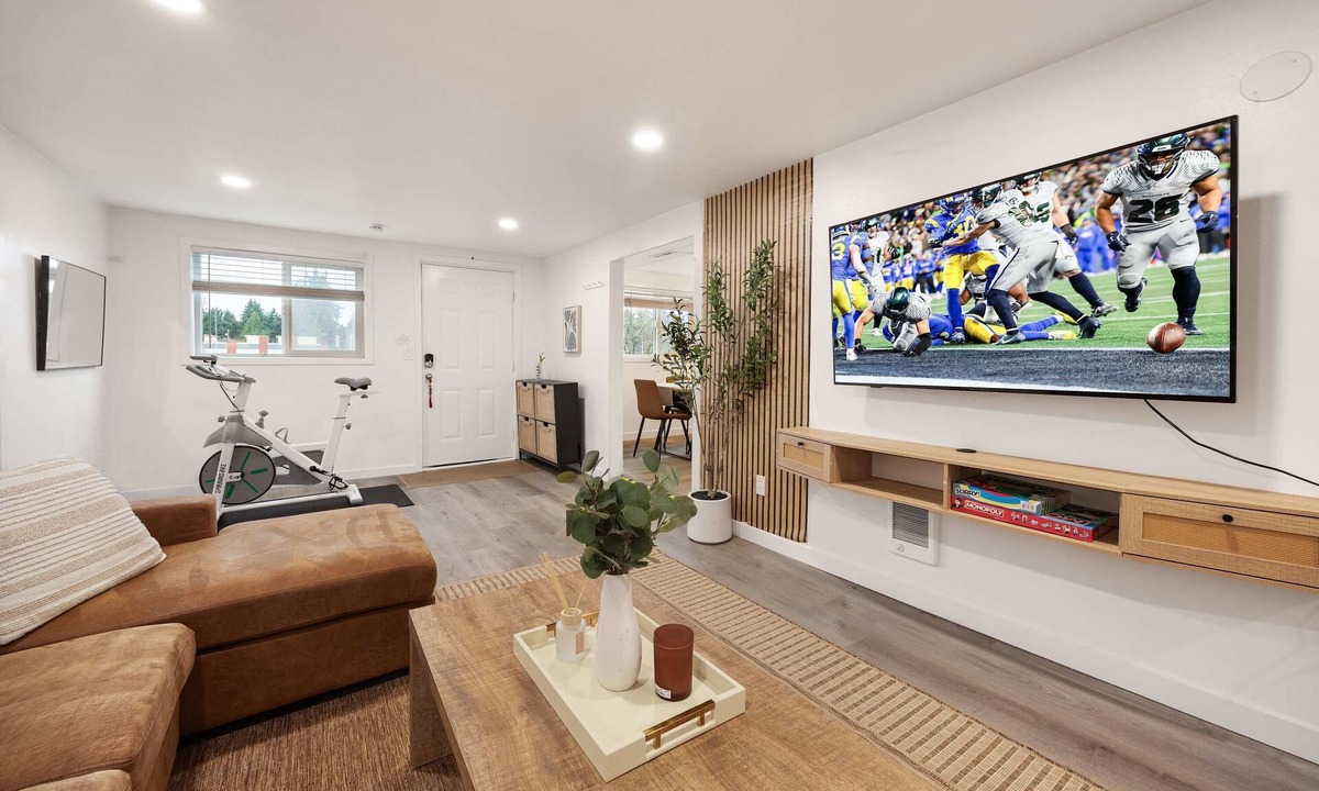 Cedar Heights House | Family-Friendly 4BR Retreat, Near UW & Parks