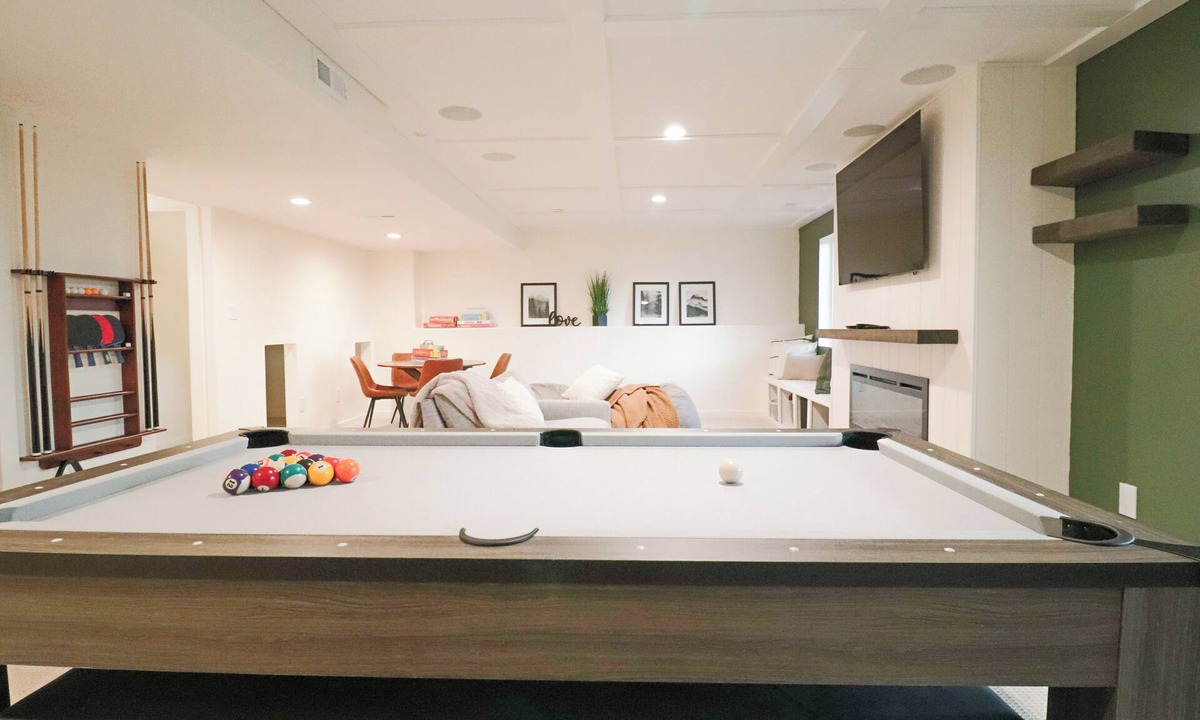 Utah County House | Family Friendly Private Deck & Fire Pit Pool Table Gym EV Grill Sleeps 8
