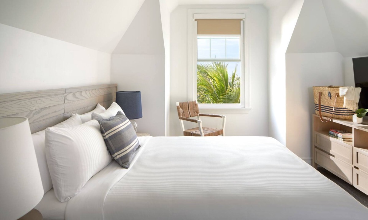 Key West Hotel | Family Fun in Key West with 4 Pools & Free Shuttle! Close to Southernmost Point!