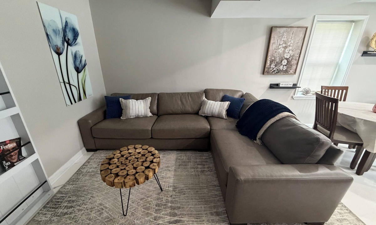 Stafford House | Fantastic 2-bedroom basement in charming Stafford perfect for relaxing stays