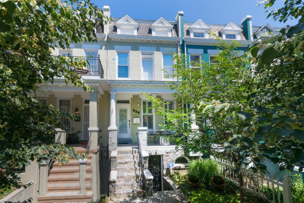 Near Northeast House | Federal Rowhouse - Union Station