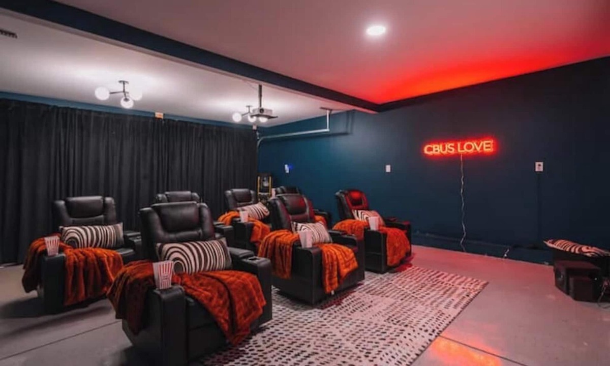 Old North Columbus Bed & Breakfast | Findley BNB Game Room, Movie Theater, Sleeps 12