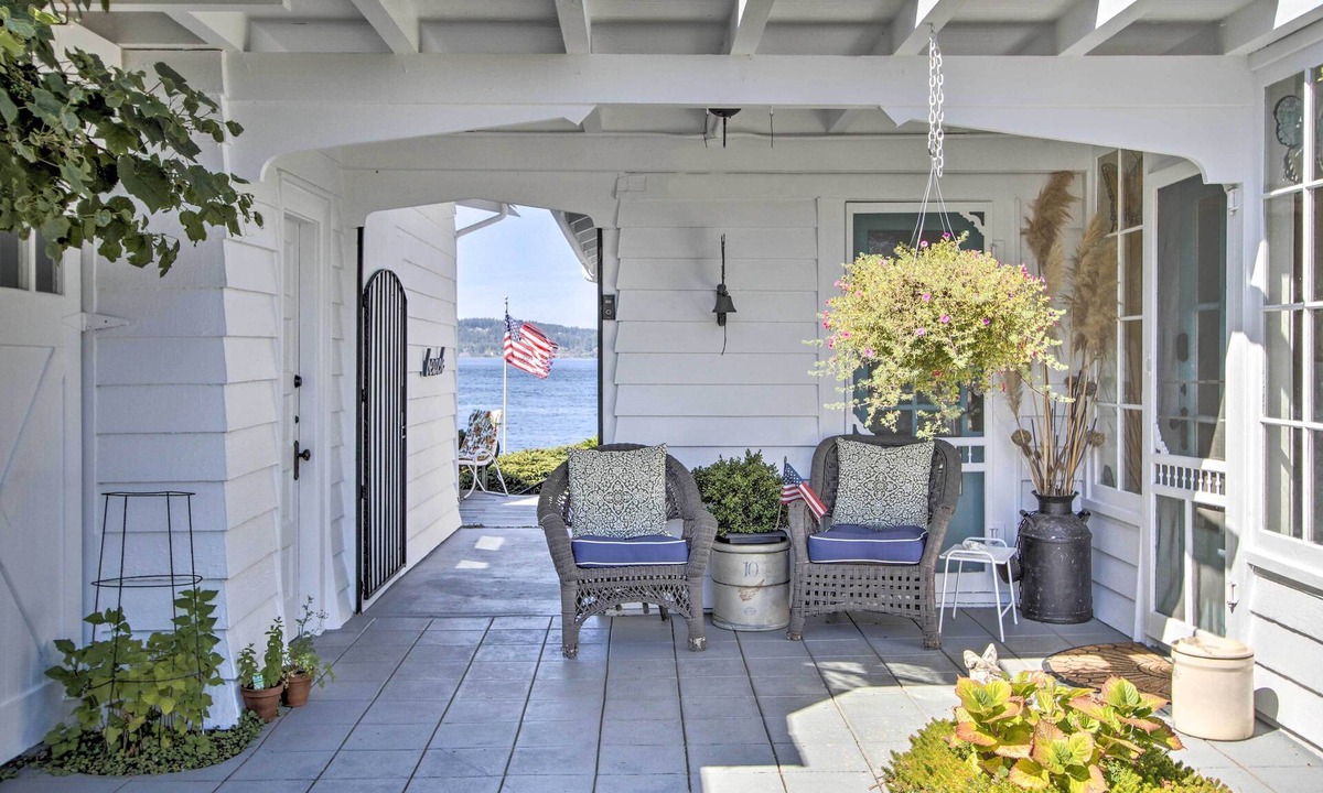 University Place Cottage | Fire Pit, Views & Beach Access: Waterfront Escape!