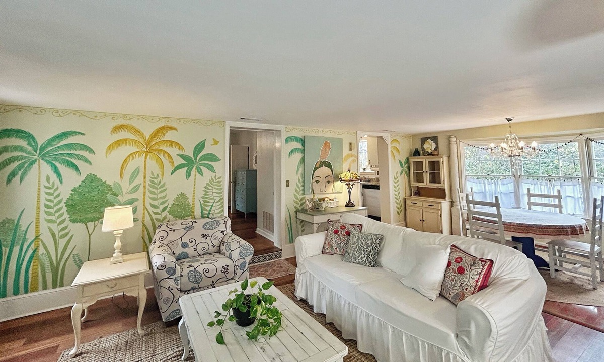 Winterville Cottage | Firefly Trail Cottage King Bed Screened Porch