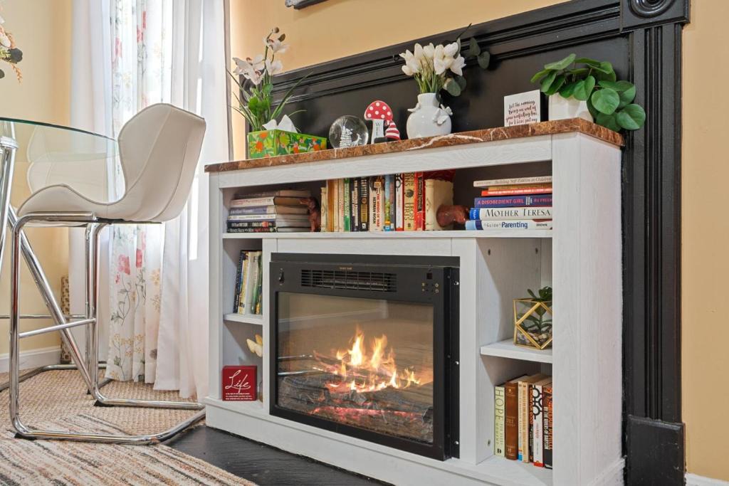 Centreville Apartment | Fireplace BBQ Grill Patio Treadmill