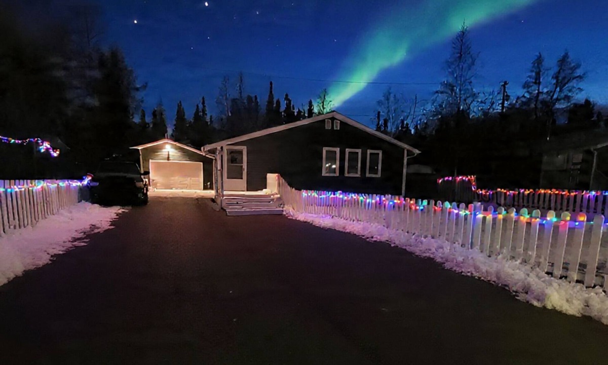 Yellowknife House | Forrest Park Secluded Backyard Nature Retreat with Private Trails Aurora Lights