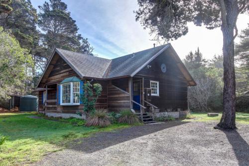 Cleone House | Fort Bragg Cottage - Walk to the Beach & Bluffs