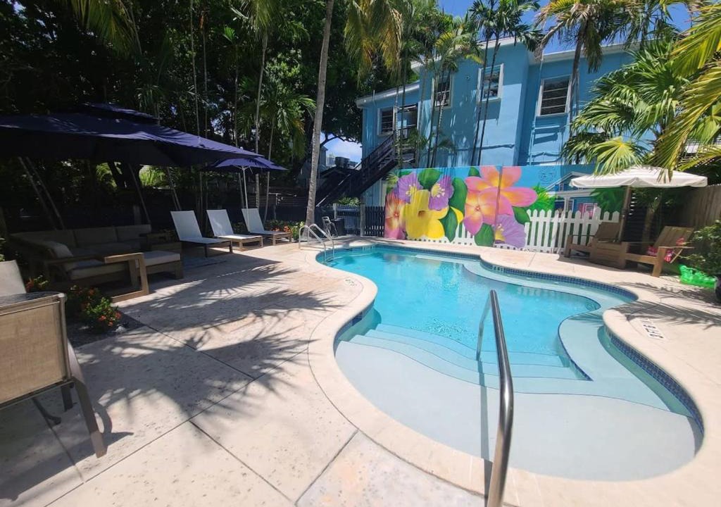 Downtown Apartment | Four Suites on Duval Street w parking and pool