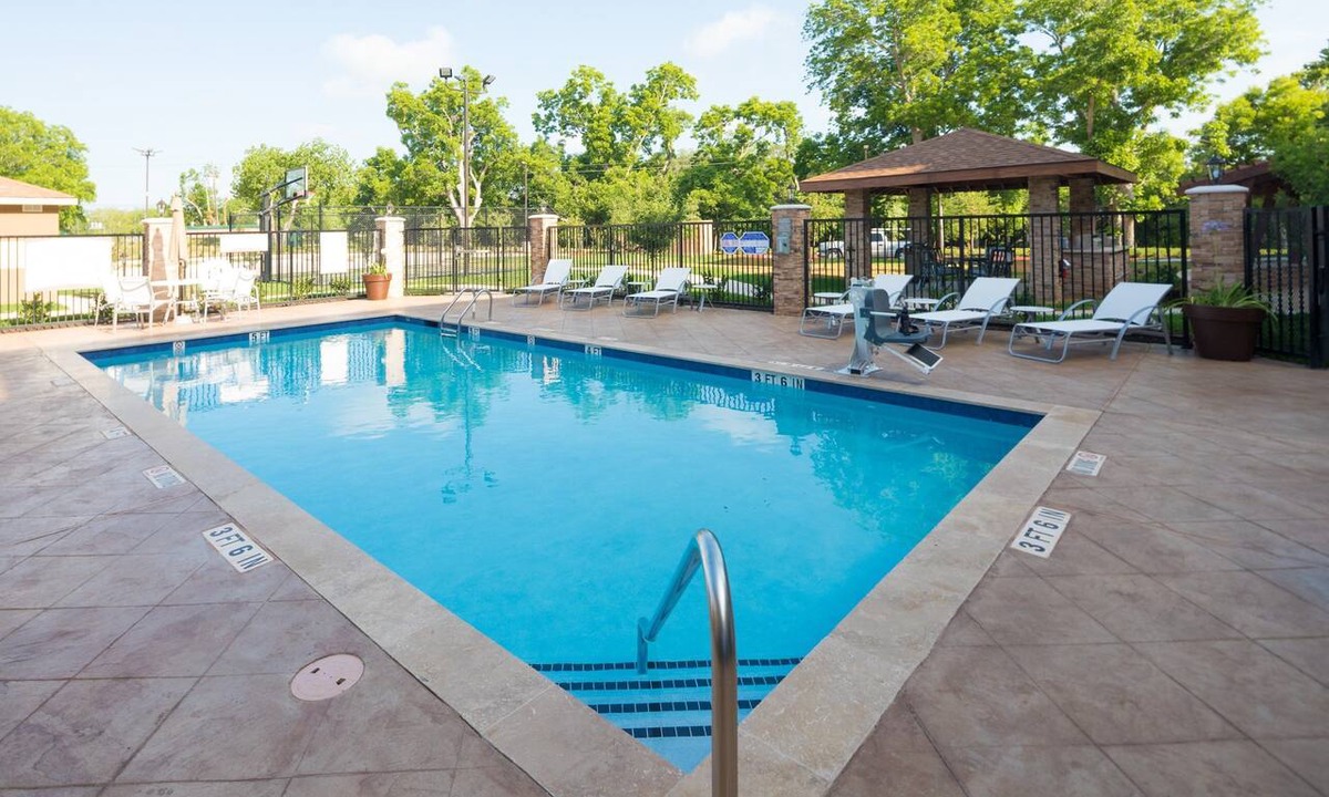 Lake Jackson Condo | Free Breakfast. Outdoor Pool. Great for Small Groups!
