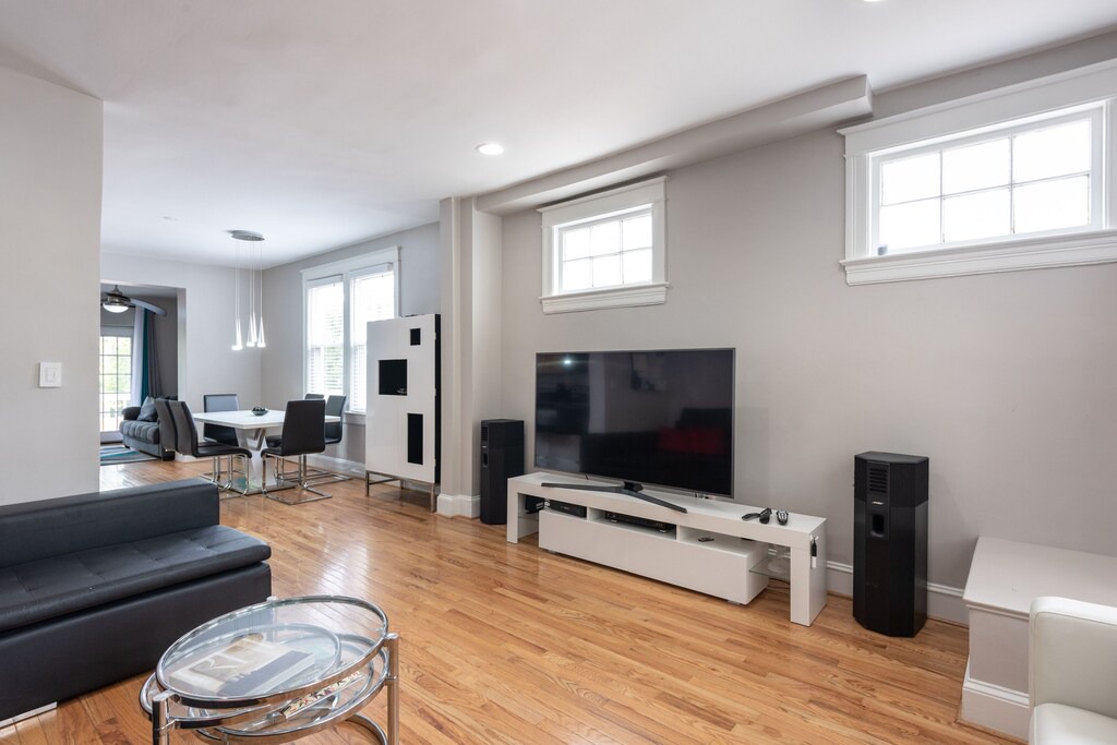 Bloomingdale House | FREE PARKING-2-Lvls 1,600sq ft/Sunroom/Deck/ Bloomingdale Neighborhood!