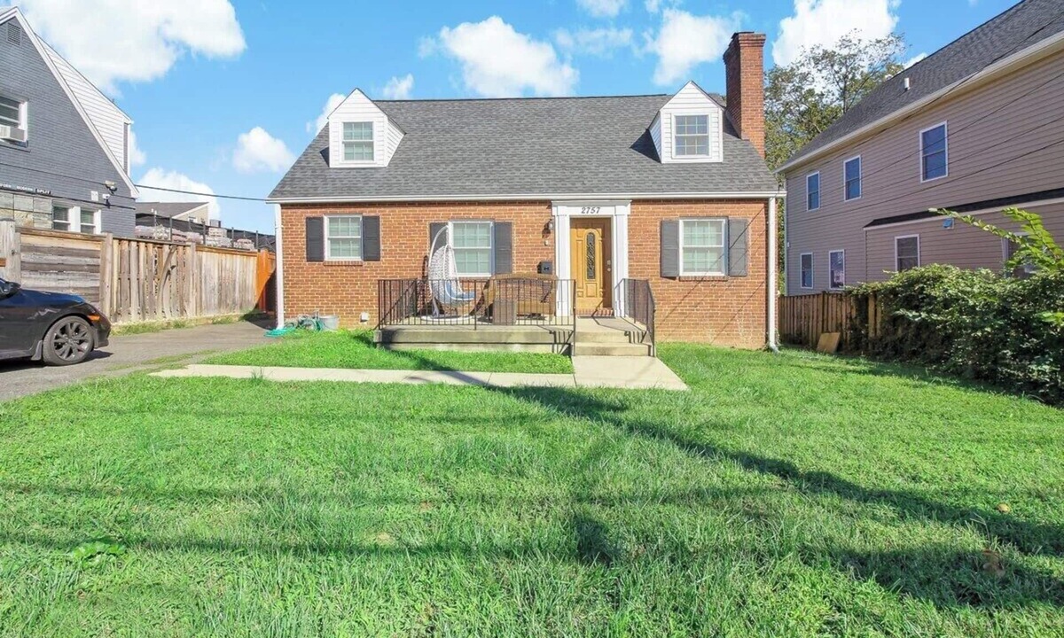 West Falls Church Apartment | Fresh | 4 bedroom | Luxury | Center | Sunny