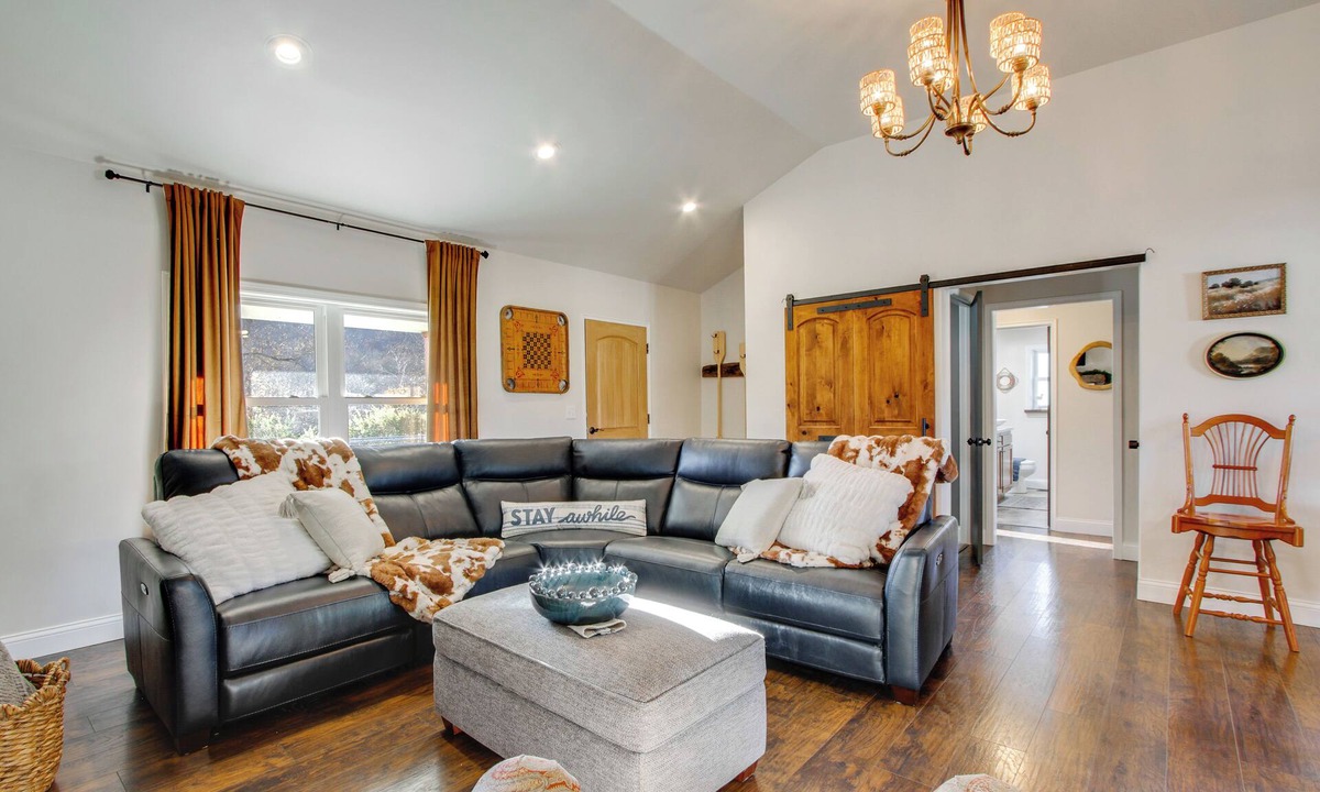 Zanesville House | Fully Updated! Zanesville Home w/River Views