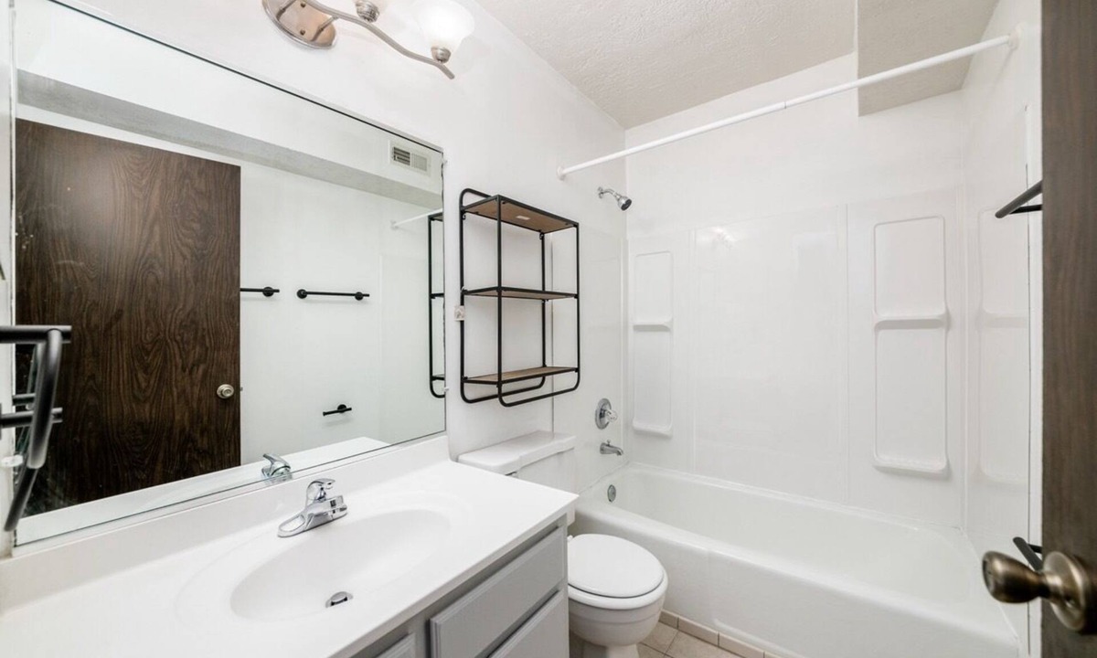 Northwest Columbus Apartment | Furnished Resort Style Apartment w/WIFI & Parking