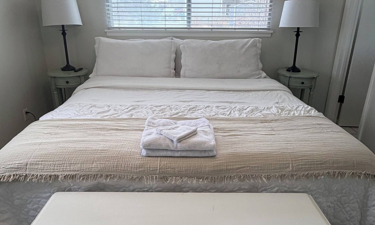 Orem House | Garden Estate at the base of the Mountains, sleeps 16, near BYU