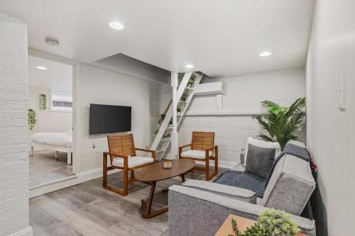 Park View Apartment | Garden-Level 2-BR Apt in Historic Petworth Home