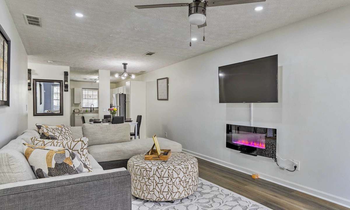 Conyers Cottage | Georgia Getaway w/Fireplace & Fenced-In Yard