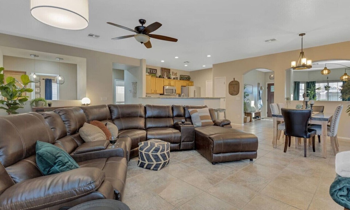 Gilbert House | Gilbert Gem - Heatable Pool, BBQ, 2 King Beds