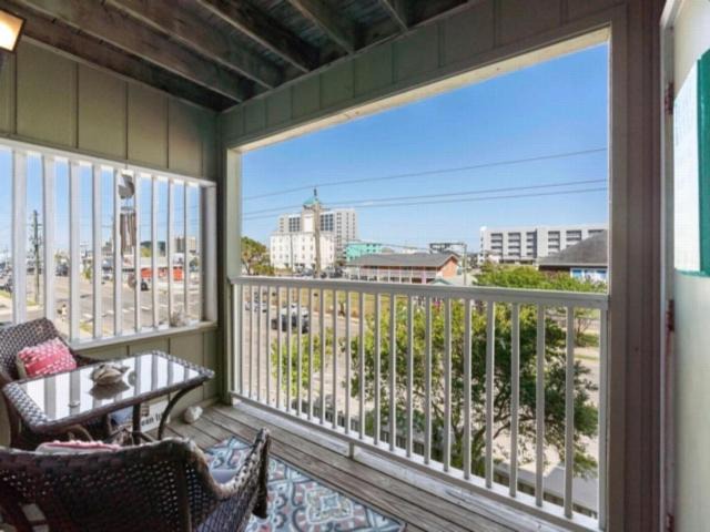 Carolina Beach Apartment | Good Vibes Carolina Beach - beautifully updated condo within walking distance to the Boardwalk villa