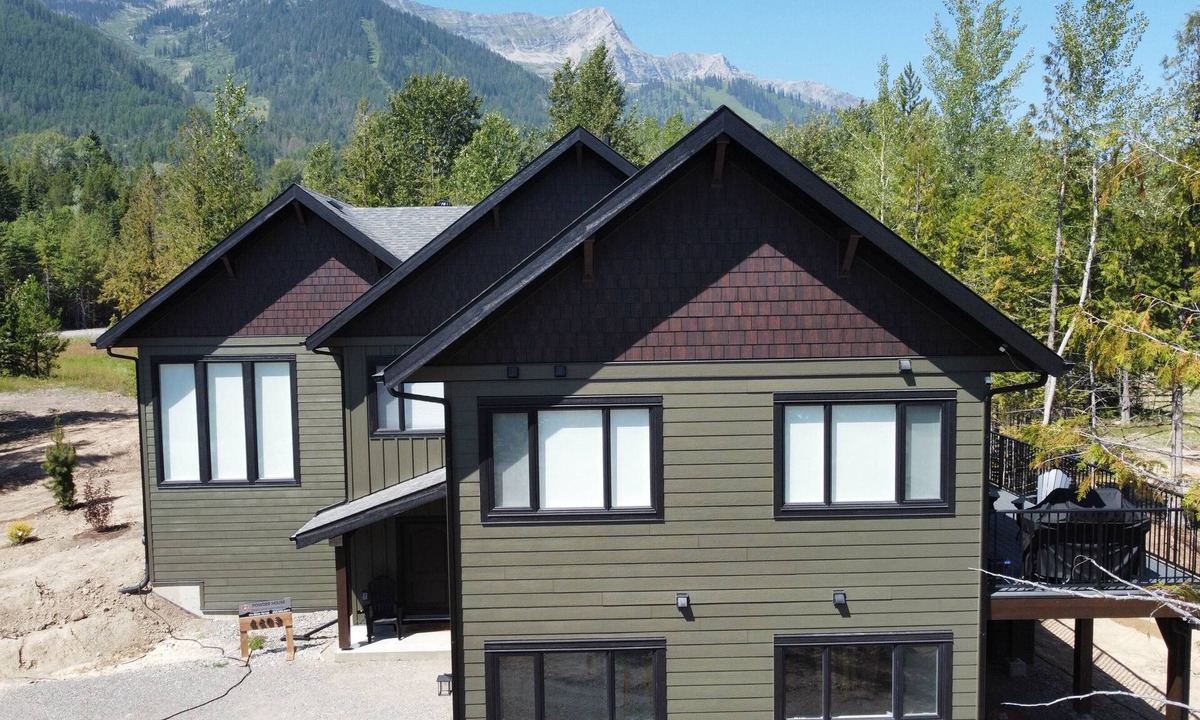 East Kootenay Ski Chalet | Gorgeous 4 Bedroom with Hot Tub. A/C