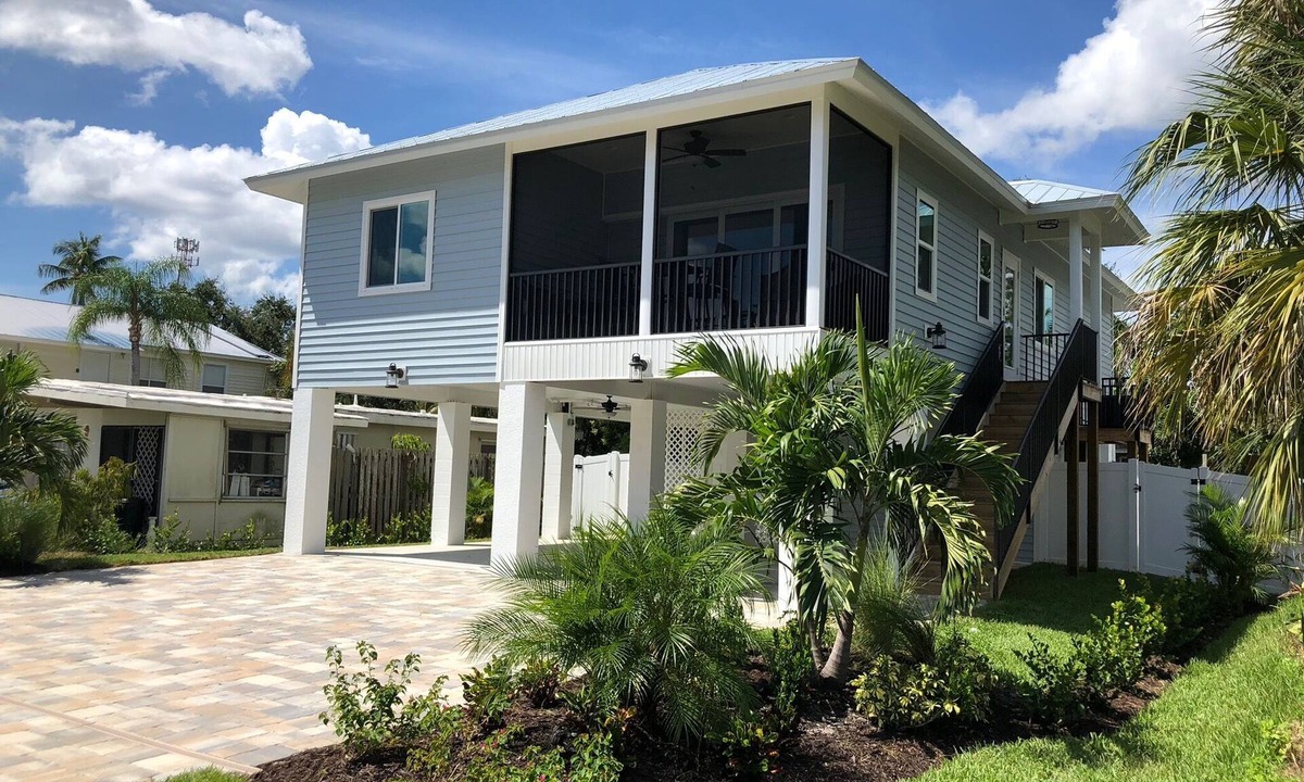 Mid Island House | Gorgeous Blue Lagoon. An oasis just 2 min walk from the beach.