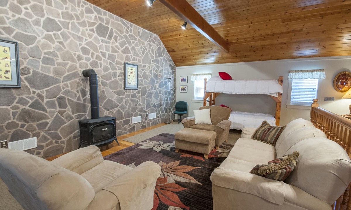 Reinholds Apartment | Gorgeous Studio Apartment on a farm! Animals, flower/vegetable gardens.