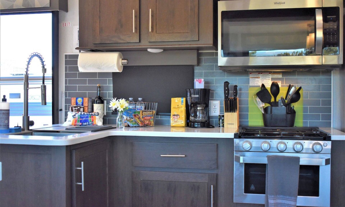 Williams Apartment | Grand Canyon RV Glamping Deluxe Luxury Suite (Glamping Getaway - With Fireplace)