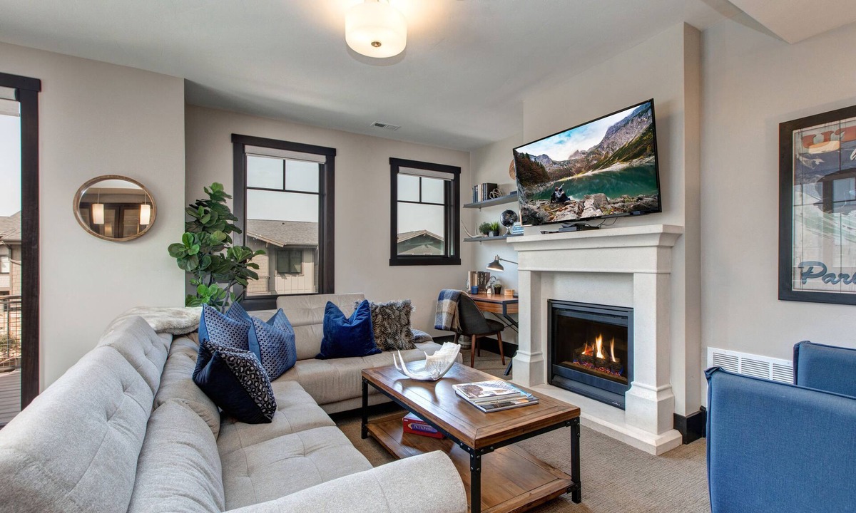 Park City House | Great Location, Free Shuttle + Brand New Private 7-person Hot Tub!