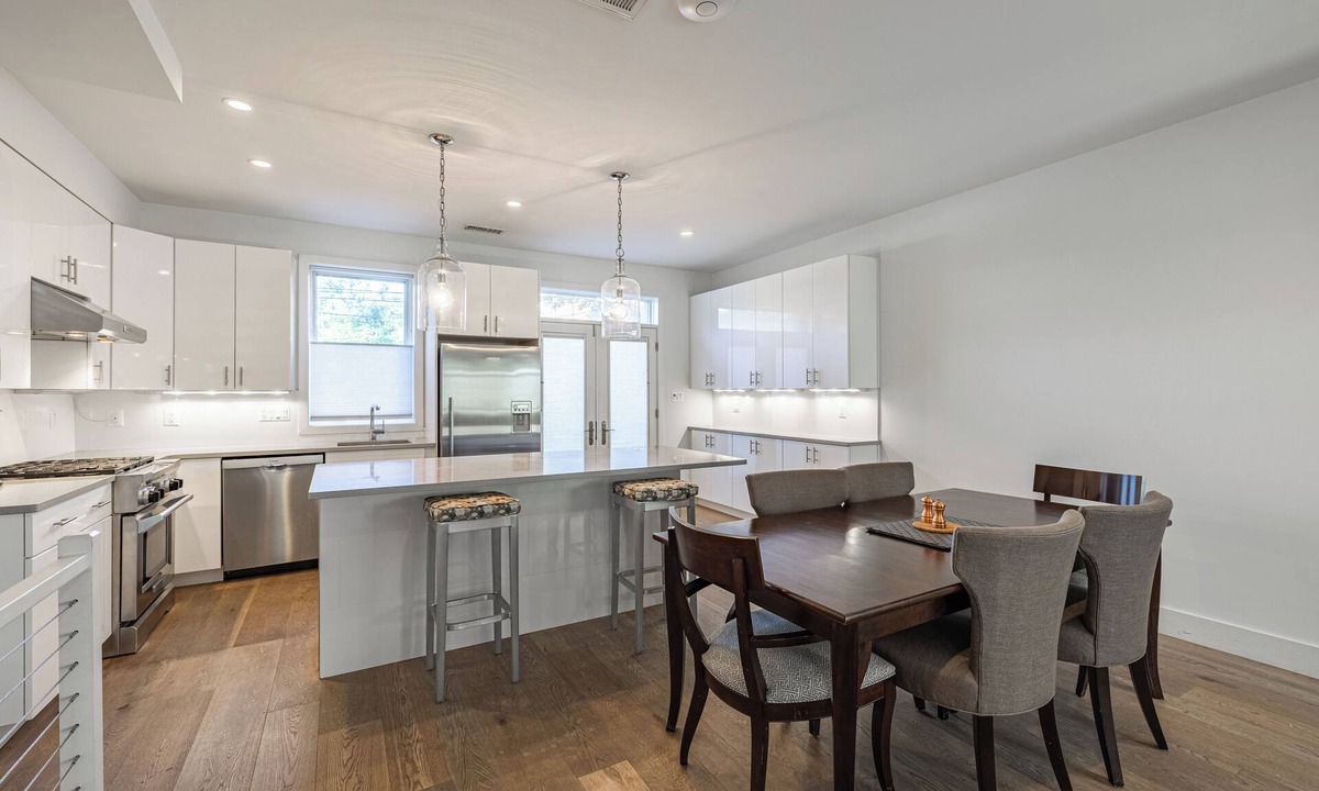 Southeast House | Great Stylish 4-Bedroom House near Metro